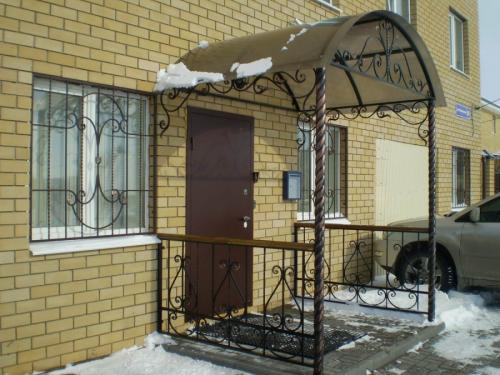 Навес над входной дверью в частном доме. Козырек над крыльцом: основные разновидности и советы по оформлению (75 фото-идей)
