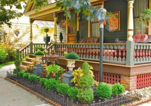 Палисадник перед домом в деревне. Виды палисадников