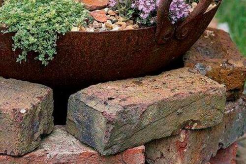 Ограждение клумбы из кирпича своими руками. Этапы создания цветочной клумбы