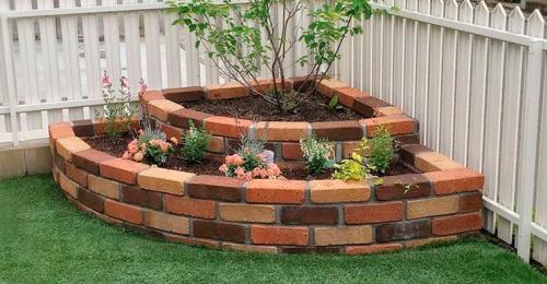 Ограждение клумбы из кирпича своими руками. Этапы создания цветочной клумбы