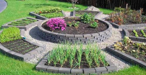 Ограждение клумбы из кирпича своими руками. Этапы создания цветочной клумбы