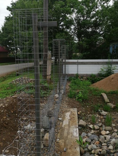 Забор из габиона и профнастила. Забор. Габионы и профлист.