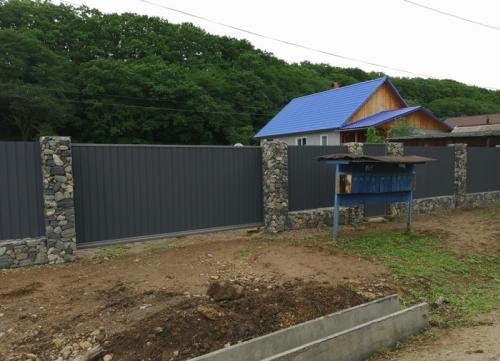 Забор из габиона и профнастила. Забор. Габионы и профлист.