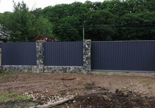 Забор из габиона и профнастила. Забор. Габионы и профлист.