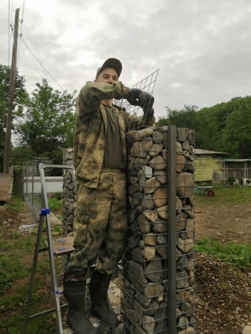 Забор из габиона и профнастила. Забор. Габионы и профлист.