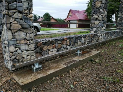Забор из габиона и профнастила. Забор. Габионы и профлист.