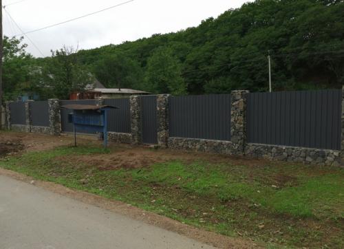 Забор из габиона и профнастила. Забор. Габионы и профлист.