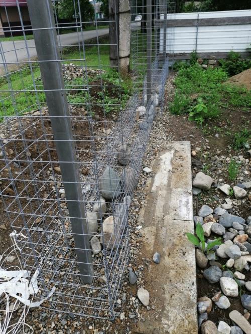 Забор из габиона и профнастила. Забор. Габионы и профлист.