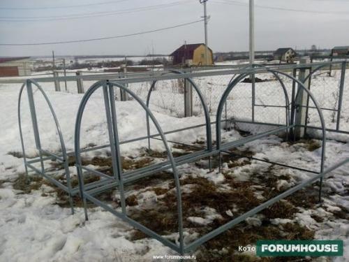 Как сделать парник из дуг. Как сделать парник-хлебницу своими руками