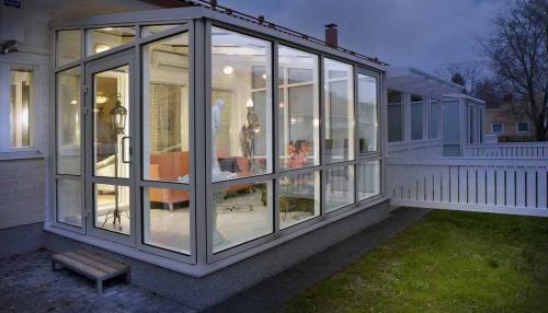 Дизайн домов с застекленной верандой: советы и идеи 12