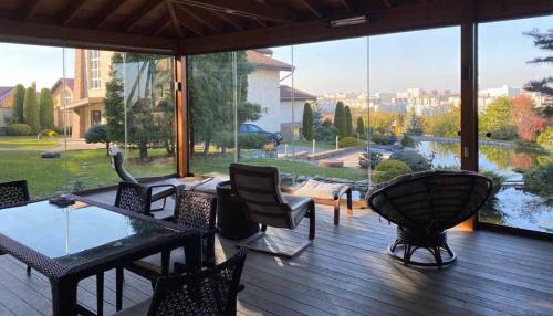 Дизайн домов с застекленной верандой: советы и идеи 09