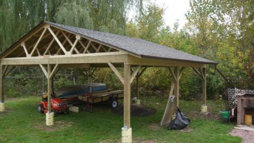 Какие дополнительные элементы можно добавить к летнему деревянному навесу. Деревянный навес: практичное и многофункциональное решение на даче, фото реальных конструкций