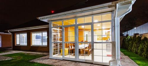 Есть ли какие-либо особые требования или ограничения при остеклении террасы. Какие вопросы нужно себе задать прежде чем выбрать вид остекления