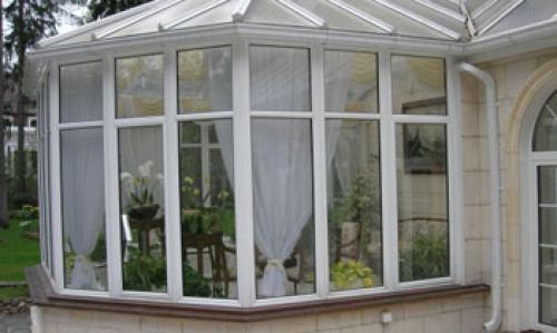 Какие особенности монтажа остекления на террасе. Какие виды могут иметь стеклопакеты для веранды