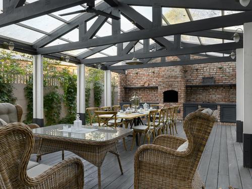 Преимущества застекленных веранд и террас для вашего дома 06