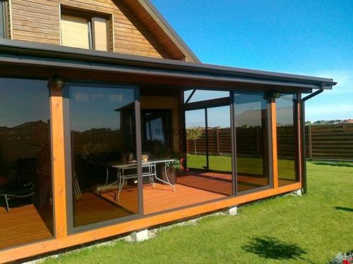 Можно ли сделать остекление террасы и веранды своими руками. Раздвижные окна для веранды своими руками: правила и монтаж системы