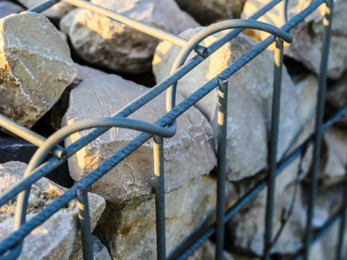 Забор из камней и сетки. Что такое габион