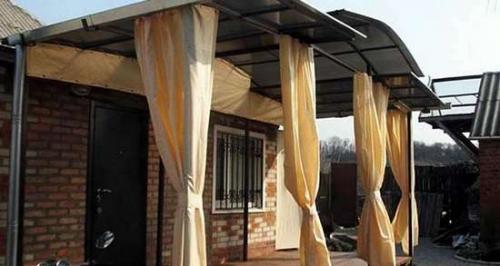 Как защитить террасу от шумов и сквозняков. Брезентовые или тканевые шторы