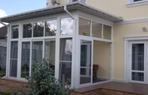 Веранда к дому с пластиковыми окнами: советы по выбору и установке 07
