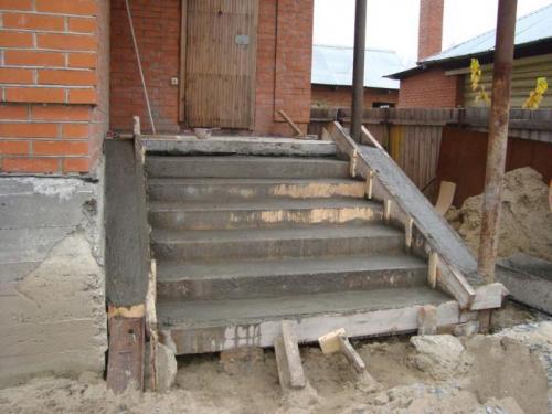 Варианты крыльца с навесом для деревянного дома. Виды крылец 19