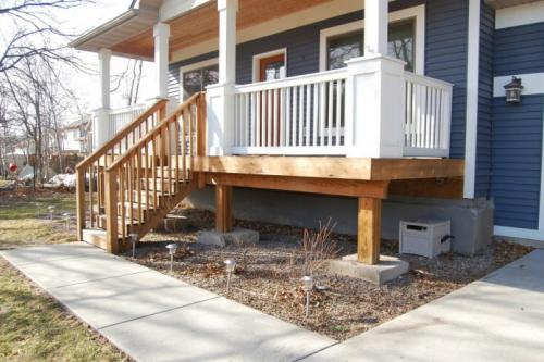 Варианты крыльца с навесом для деревянного дома. Виды крылец 01