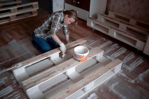 Садовая мебель из поддонов пошаговая инструкция. Пошаговое изготовление своими руками мебели из поддонов, фото изделий