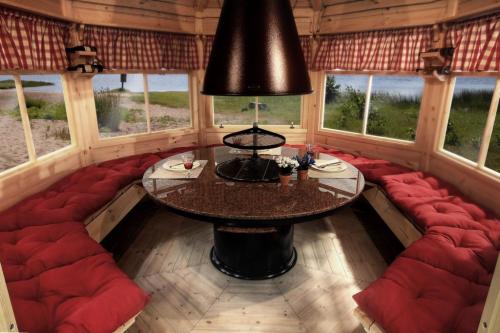 Летняя беседка из минибруса 3х3 метра. Этапы возведения и обустройства беседки