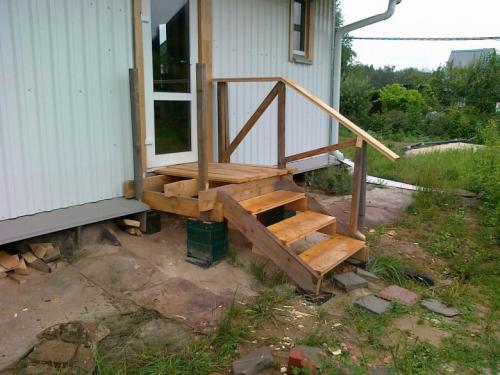 Простое крыльцо для дачи. Основы строительства деревянного крыльца 01 Простое крыльцо для дачи. Основы строительства деревянного крыльца 01