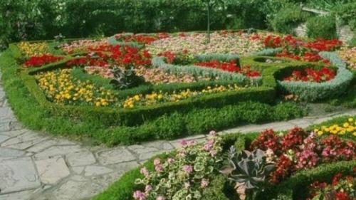 Придомовые клумбы. Клумба и цветник своими руками для начинающих: идеи, их реализация