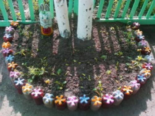 Поделки из пластиковых бутылок для клумбы. Как из пластиковых бутылок сделать клумбу
