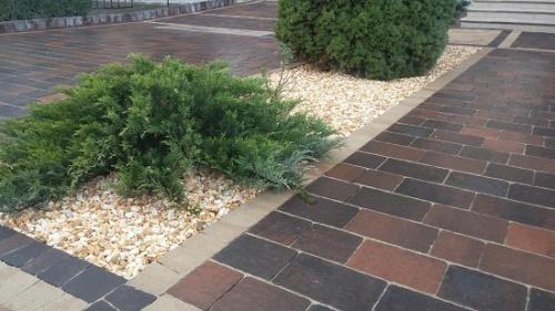 Садовые шедевры: как сделать клумбы из камня и сетки своими руками 01