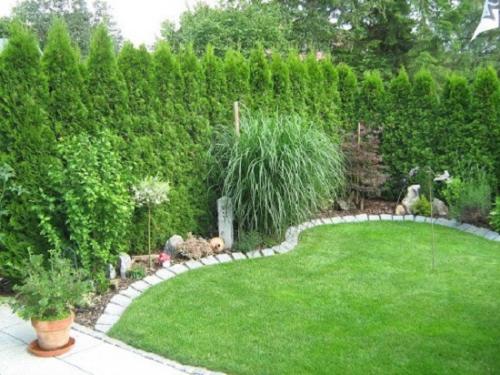 Садовые шедевры: как сделать клумбы из камня и сетки своими руками 04