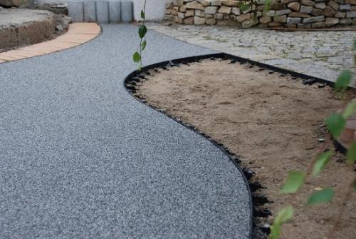 Садовые шедевры: как сделать клумбы из камня и сетки своими руками 03