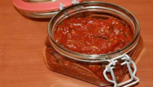 Какие ингредиенты необходимы для приготовления аджики с орехами от бабушки