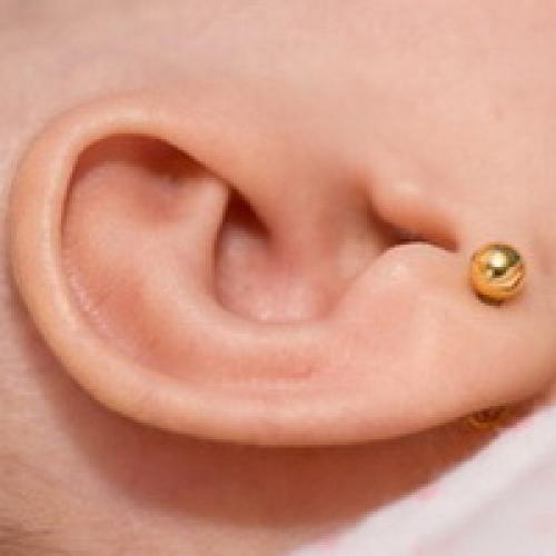 Как определить, что прокол уха не заживает